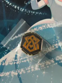 Disney Lorcana Amber Ink Symbol League Kit Pin - Image 2