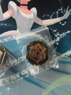 Disney Lorcana Amber Ink Symbol League Kit Pin - Image 3