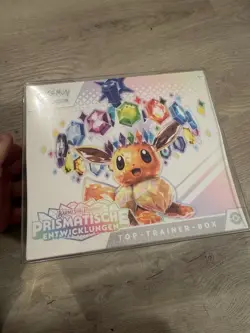 Pokemon Top-Trainer-Box Prismatische Entwicklungen Deutsch NEU OVP mit Case - Image 1