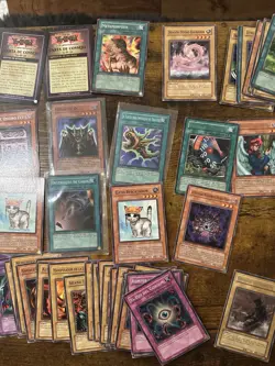 Yugioh Lot Of 150+ Cards Spanish Cards Holos, Rares, Commons, Vintage Mostly LP - Image 3