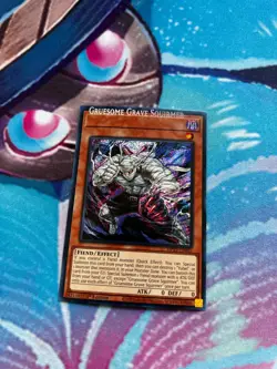 Yugioh Gruesome Grave Squirmer MP25-EN065 Secret Rare Name Shift Misprint Error - Image 1