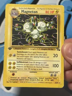 1st Edition Magneton 26/62 Non-Holo Fossil Pokemon Card DMG - Image 3