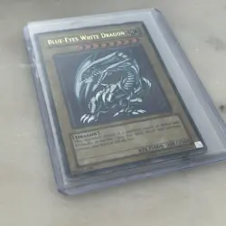 Yu-Gi-Oh! TCG Blue-Eyes White Dragon SDK-001 1996 Rare -Damaged Condition - Image 2
