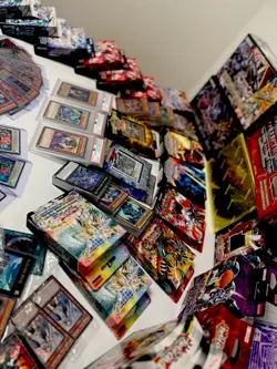 Große Yu-Gi-Oh Sammlung – ca. 7000 Karten, Decks, Zubehor & mehr – Komplettpaket - Image 2