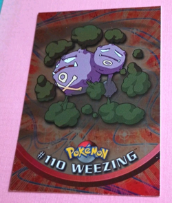 POKEMON Topps Card #110 WEEZING LP/EX HOLO Rare Blue Logo TV Animation 2000! - Image 1