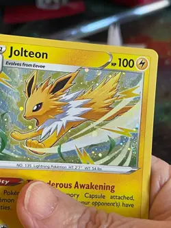 POKEMON JOLTEON 147/185 RARE COSMOS HOLO WITH PARTIAL ROUND SWIRL VIVID VOLTAGE - Image 3