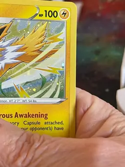 POKEMON JOLTEON 147/185 RARE COSMOS HOLO WITH PARTIAL ROUND SWIRL VIVID VOLTAGE - Image 4