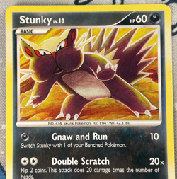 Stunky 76/100 Non Holo Diamond & Pearl Stormfront Pokemon Card 2008 LP/NM - Image 2