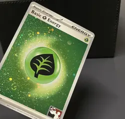 🍥 SWIRL x2 Grass Energy MEE 001 Cosmos Holo Pokemon TCG Play! Stamp NM 🍥 - Image 2