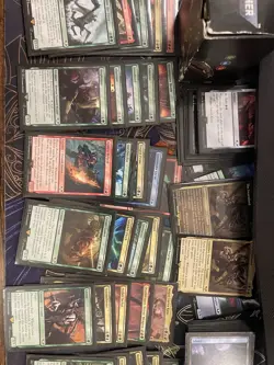 Magic the Gathering Warhammer 40,000 Tyranid Swarm Commander Deck Sleeved W Box - Image 1