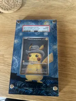 PIKACHU/GREY FELT HAT POKEMON X VAN GOGH SVP EN-SV BLACK STR PRM 2023 085 PSA 10 - Image 1