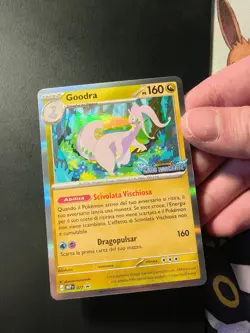 Goodra 077 CRI Caos NascentePrerelease Stamped Promo MEP ITA Pokemon TCG NM - Image 3