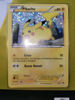 Carte Pokemon Pikachu Promo 5/12 McDo 2013 Holo Cosmos Noir et Blanc (S1) FR - Image 1