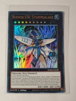 Yu-Gi-Oh! Nummer S38: Titanengalaxie • BLMM-DE038 • UR • DE • NM - Image 1