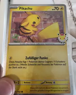 Pikachu 051/162 Promo Holo Pokemon Day 2026 SITTING ON SWIRL DE NM - Pokemon - Image 1
