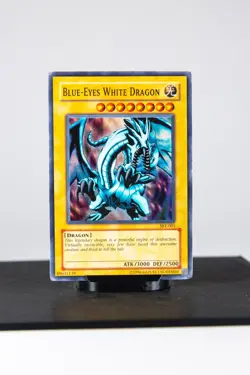 Yu-Gi-Oh TCG Blue-Eyes White Dragon SKE-001 Super Rare Unlimited (HP/DMG) - Image 1
