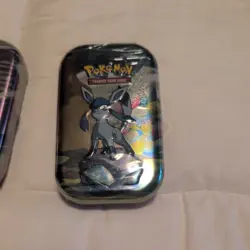 PRISMATIC EVOLUTIONS MINI TIN - FACTORY SEALED 1 - RANDOM ART - POKEMON TCG (1) - Image 3
