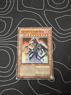 Sorcerer of Dark Magic DPYG-EN010 Yugi 1st Edition Super Rare LP - Image 2