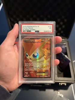 2013 POKEMON B&W PLASMA STORM #131 FULL ART/VICTINI EX PSA 1 - Image 1