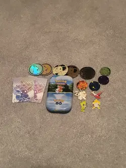 LOT OF 9 POKEMON COINS + 4 PINS SHIPS IN A TIN. - Image 1