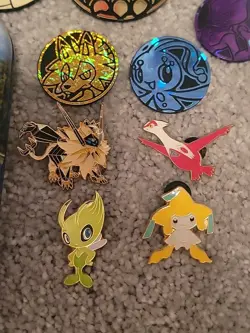 LOT OF 9 POKEMON COINS + 4 PINS SHIPS IN A TIN. - Image 2