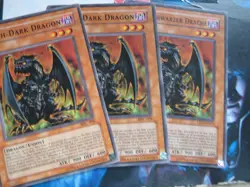 Pechschwarzer Drache Pitch-Dark Dragon DR1-DE063 DR1-EN063 MFC-008 YU-GI-OH NEU - Image 1