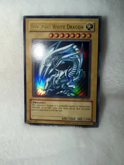 Vintage Yu-Gi-Oh Blue-Eyes White Dragon SDK-001 Ultra Rare Holo LP/NM - Image 1
