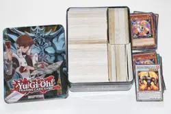 SHONEN JUMP YU-GI-OH! TRADING CARD GAME CAJA METALICA CON 900 CARTAS APROX. - Image 1