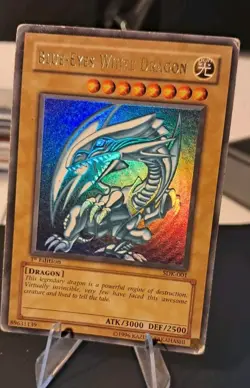 Yu-Gi-Oh Blue Eyes White Dragon SDK-001 Ultra Rare 1st Edition MP-HP - Image 1