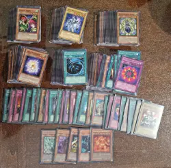 Mega Lotto Yugioh oltre 700 carte, 100 Rare Super Ultra Rare Ita Eng Collezione - Image 1