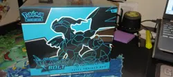 Pokemon Center - Pokemon TCG Black Bolt and White Flare ETB Set + acrilic case - Image 3