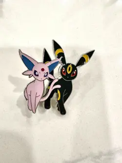Pokemon Espeon & Umbreon Pin and figurine Prismatic Evolutions collection - Image 2