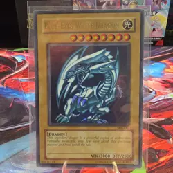 Konami Yu-Gi-Oh! Blue-Eyes White Dragon SDK-001 Unlimited Ultra Rare - Image 1