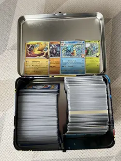 Pokemon TCG English Bulk Cards 700+ Common/uncommon/holo Mixed set Pokemon Tin - Image 1