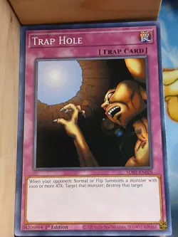 Trap Hole SDBT-EN028 Structure Deck: Beware of Traptrix 1st Edition - Image 1