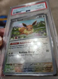 2025 POKEMON PRE EN-PRISMATIC EVOLUTIONS REVERSE HOLO #074 EEVEE PSA 10 - Image 2