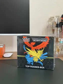 Pokemon Verborgenes Schicksal Top Trainer Box DE NEU & OVP Deutsch 820650450655 - Image 1