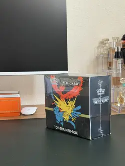 Pokemon Verborgenes Schicksal Top Trainer Box DE NEU & OVP Deutsch 820650450655 - Image 2