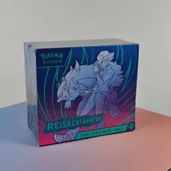 REISEGEFAHRTEN POKEMON TOP TRAINER BOX KARMESIN&PURPUR 2025 DEUTSCH OVP SEALED - Image 1