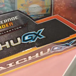 SCHIMMERNDE LEGENDEN: RAICHU GX SPECI4L COLLECTION POKEMON 2017 OVP SEALED GER - Image 2