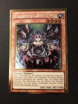 Yu-Gi-Oh! Fallenstellerin Atrax, PGL2-DE036, Gold Rare, 1. Auflage, Deutsch, NM - Image 1