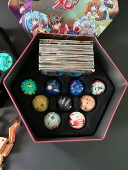 Bakugan Battle Brawlers - 19 Bakugan Battle Brawlers with cards and tin. - Image 2