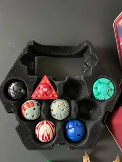 Bakugan Battle Brawlers - 19 Bakugan Battle Brawlers with cards and tin. - Image 3