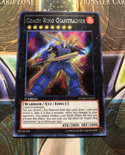 *** COACH KING GIANTRAINER *** SECRET RARE 1ST EDITION NUMH-EN037 YUGIOH! - Image 1