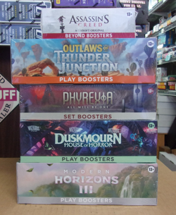 MTG OUTLAWS + DUSKMOURN + MODERN 3 PLAY + ASSASSIN'S BEYOND + PHYREXIA SET BOX - Image 1