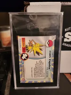 2000 TOPPS Pokemon #145 Zapdos FOIL SGC 9 MT Italian - Image 2