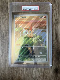 2025 POKEMON SVP UNOVA VICTINI ILLUSTRATION COLLECTION JUMBO #208 VICTINI PSA 10 - Image 3