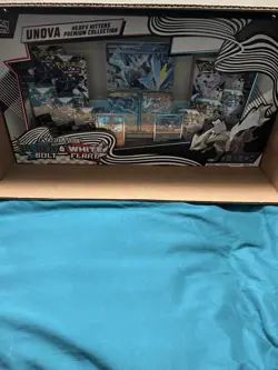 Unova Heavy Hitters Premium Collection Black Bolt & White Flare - Image 2