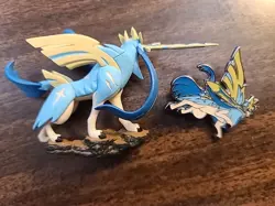 Pokemon TCG Crown Zenith Shiny Zacian Figure & Pin - Image 1