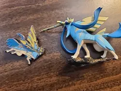 Pokemon TCG Crown Zenith Shiny Zacian Figure & Pin - Image 2